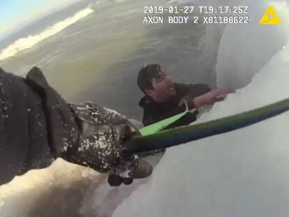 Rescate de un hombre atrapado en un lago congelado de Michigan.