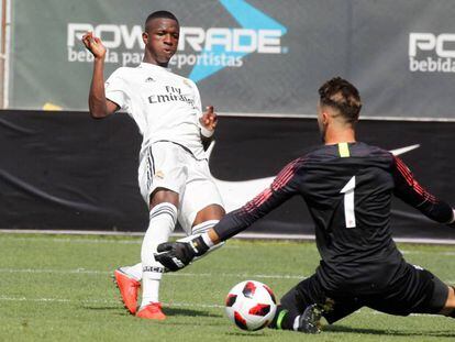 Vinicius dispara en su primer gol ante el Atlético. 