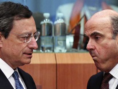 El presidente del BCE, Mario Draghi y el ministro de Economía, Luis de Guindos.