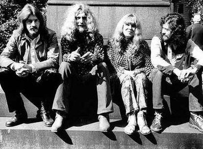 Sandy Denny con (de izquierda a derecha) John Bonham, Robert Plant y Jimmy Page, de la banda Led Zeppelin, en Londres en 1970.