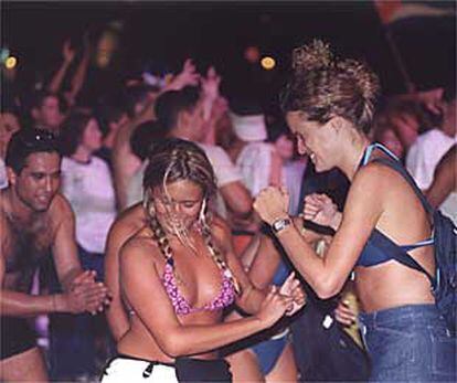 Un momento del macroconcierto Son Latinos 2001. El público bailó hasta el amanecer.