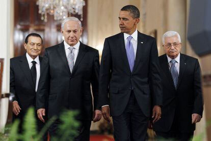 De izquierda a derecha: el expresidente egipcio, Hosni Mubarak, el primer ministro israelí, Benjamin Netanyahu, el expresidente estadounidense, Barack Obama, y el presidente palestino, Mahmoud Abbas, caminan juntos durante las conversaciones de paz de Oriente Medio en la Casa Blanca, en Washington (EE UU), el 1 de septiembre de 2010.