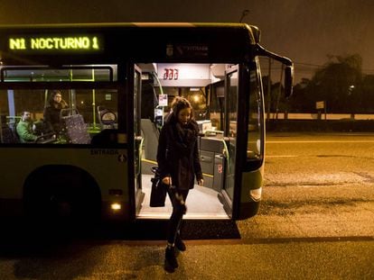 Una joven usa el nuevo sistema de parada solicitada en el bus nocturno de Vigo.