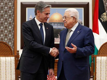 Antony Blinken y Mahmud Abbas en la sede de la Autoridad Nacional Palestina en Ramala, el pasado 7 de febrero.