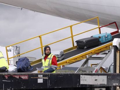 Operarios de WSF durante la operación de carga de maletas en un avión en Madrid-Barajas. 