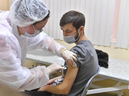 Un joven recibe una dosis de la vacuna Sputnik V en Moscú (Rusia), el 5 de diciembre.