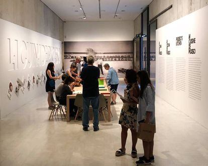 LA MESA COMO REFERENCIA PERMANETE DE LA EXPOSICIÓN / CAPEL