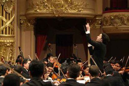 Dudamel, dirigiendo a la orquesta Simón Bolívar en el Teatro Municipal de Río de  Janeiro.