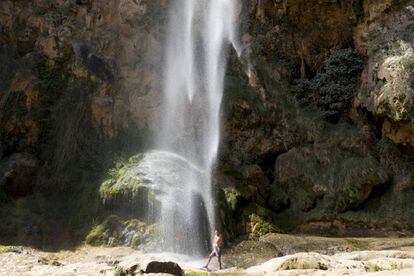 El Salto de la Novia, o cascada de Brazal, de unos 30 metros, en el río Palancia, a las afueras de Navajas (Castellón).