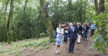 El alcalde de Santiago (mirando hacia arriba) en la Finca do Espiño