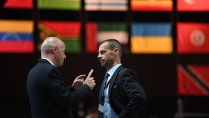 Infantino y Ceferin en un congreso de la FIFA.