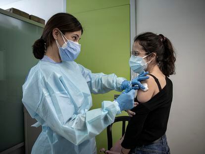Inyección de la segunda dosis de la vacuna de Pfizer en un centro de salud de Valencia el 3 de febrero.