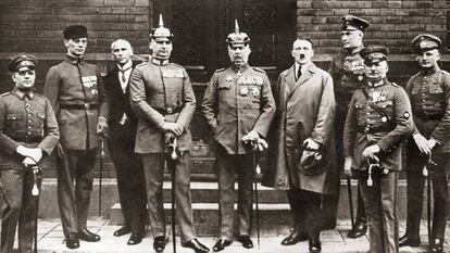 Hitler, junto a otros acusados por el 'Putsch' de Múnich.