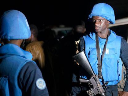 Soldados de la misi&oacute;n de la ONU en Mali, en bamako tras el atentado de este domingo.