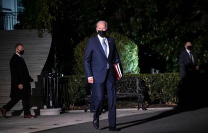 Joe Biden approaches the press, this Friday at the White House.
