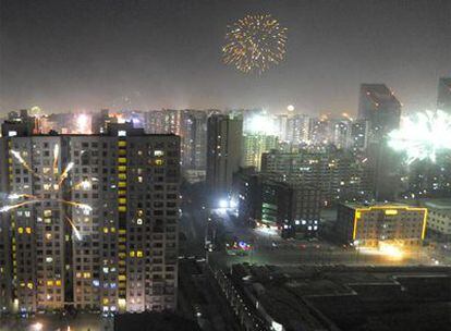 Los fuegos artificiales iluminaron Pekín en la Nochevieja china.