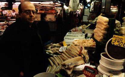 El escritor Manuel V&aacute;zquez Montalban, en el mercado barcelon&eacute;s de la Boquer&iacute;a, en 1999.