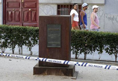 Pedestal sin el busto de Clara Campoamor en Malasa&ntilde;a.