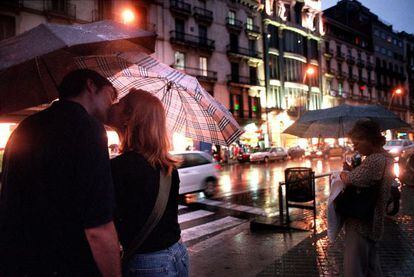 Les parelles que s&#039;enamoren sota la pluja s&#039;estimen m&eacute;s, diu Sergi P&agrave;mies en un dels contes