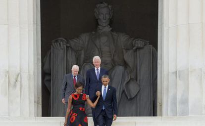 El presidente Barack Obama, Michelle Obama, Bill Clinton y Jimmy Carter acuden juntos a las escalinatas del monumento a Lincoln en Washington.