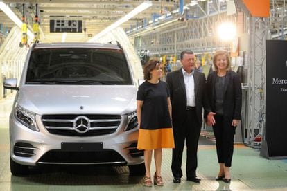 Las ministras F&aacute;tima B&aacute;&ntilde;ez y Soraya S&aacute;enz de Santamaria visitan este martes la planta de Mercedes en Vitoria.