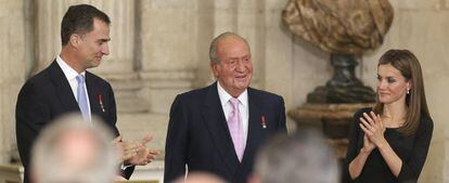 Juan Carlos I es aplaudido por don Felipe y doña Letizia.