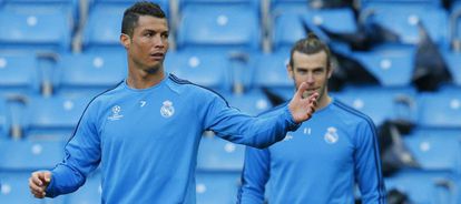 Los jugadores del Real Madrid, Cristiano Ronaldo y Gareth Bale, en el entrenamiento previo al partido con el Manchester City.
