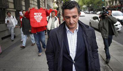 “GIMENO, TRILERO, DEVUELVE YA EL DINERO”. Decenas de trabajadores de Canal 9 increparon ayer a su exdirector Pedro García Gimeno a las puertas de la Audiencia Nacional. Gimeno negó ante el juez Ruz el amaño del concurso de la visita del Papa y dijo que los regalos de El Bigotes eran “los normales entre amigos”.