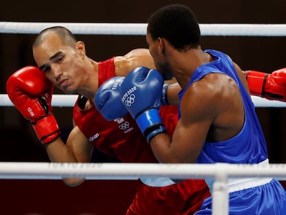 Eldric Sella Rodríguez, venezolano del Equipo Olímpico de Refugiados, se enfrenta a Euri Cedeno de República Dominicana en Tokio el 25 de julio.