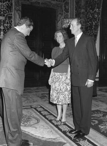 Miguel Primo de Rivera Urquijo, duque de Primo de Rivera, saluda a los reyes Juan Carlos y Sofía, en 1991.