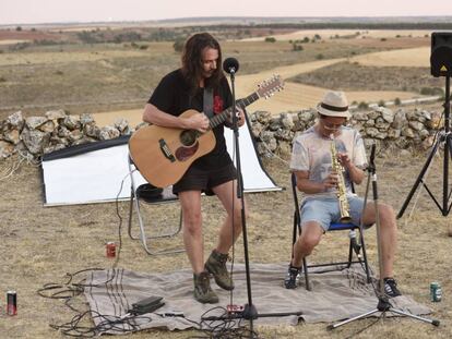 Alberto Acinas y Curro (coreano afincado en España), al comienzo de su concierto el pasado sábado.