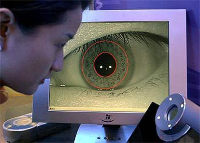 Sistema de reconocimiento por el análisis del iris presentado en la feria CEBIT en 2002.