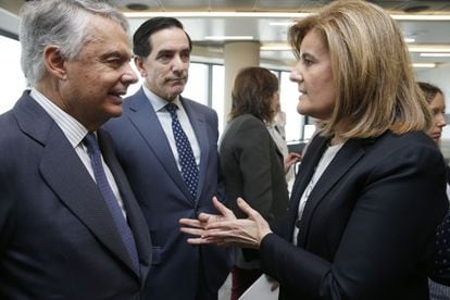 la ministra Báñez conversa con Ignacio Garralda, presidente de Mutua, y Ángel Martínez-Aldama, presidente de Inverco.