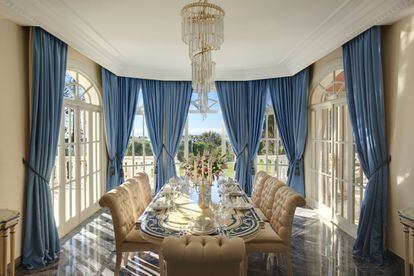 Tanto el comedor como el salón y sala de desayuno anexos tienen ventanales panorámicos.