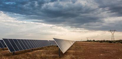 Paneles fotovoltaicos de Acciona en Sud&aacute;frica, el pasado junio. 