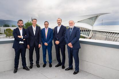 Francisco López Noguera, director de Operaciones de Aeropuertos de Iberia; José Luis de Luna, Director de Aeropuertos de Iberia; Iván Grande, Director del aeropuerto de Bilbao; Carlos Suárez, director de Movilidad de Repsol; y José Ignacio Zudaire, Adjunto al CEO de Petronor.