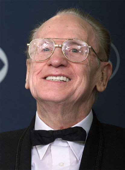 Uno de los padres de la guitarra eléctrica, el músico Les Paul, durante la ceremonia de los premios Grammy en 2001