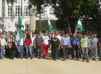 Un grupo de jornaleros ayer en Palma del Río (Córdoba).