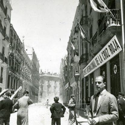 Bombardeo sobre una calle de Valencia el 29 de marzo de 1937.