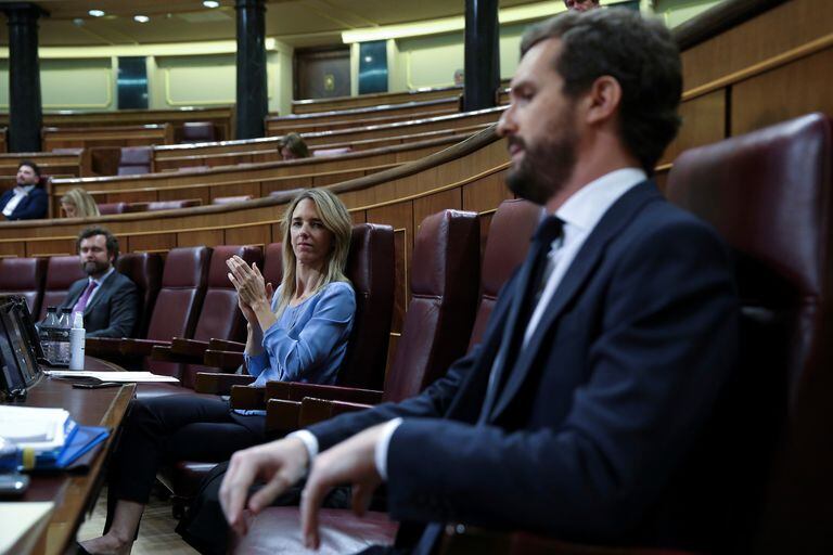 La portavoz del Partido Popular, Cayetana Álvarez de Toledo (c), aplaude a su presidente, Pablo Casado (d), tras su intervención, durante el pleno celebrado el pasado miércoles en el Congreso.