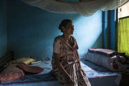 Mina Sharma, de 45 años, posa en el interior de su casa en Mogulkata Tea Estate, en la región de Dooars. La mujer comenzó a trabajar como recolectora cuando tenía 30 años, después de asumir el trabajo de su madre. Cuando llegue el momento de retirarse, espera que su hija casada de 25 años ocupe su puesto. De lo contrario, Sharma perdería su casa y parcela de tierra que, como todas las otras propiedades dentro de la finca de té, pertenecen a la empresa. Sin dinero para comprar otra vivienda , la mujer no tiene más opción que seguir viviendo aquí.