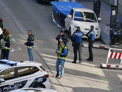 La Policía inspecciona, el pasado jueves, el lugar donde Alejo Vidal-Quadras recibió un disparo en la cara.