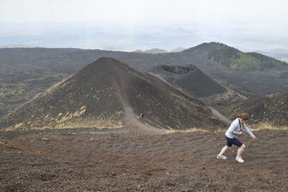 Turistas visitan el volcán Etna, en Catania (Sicilia), el pasado agosto.