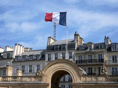 La bandera de Francia ondea en el Palacio del Elíseo, en París, el 20 de abril.