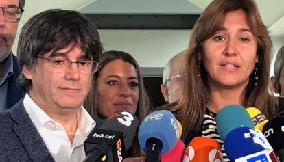 Carles Puigdemont, Míriam Nogueras (centre) i Laura Borràs, a Watrerloo, l'any passat.