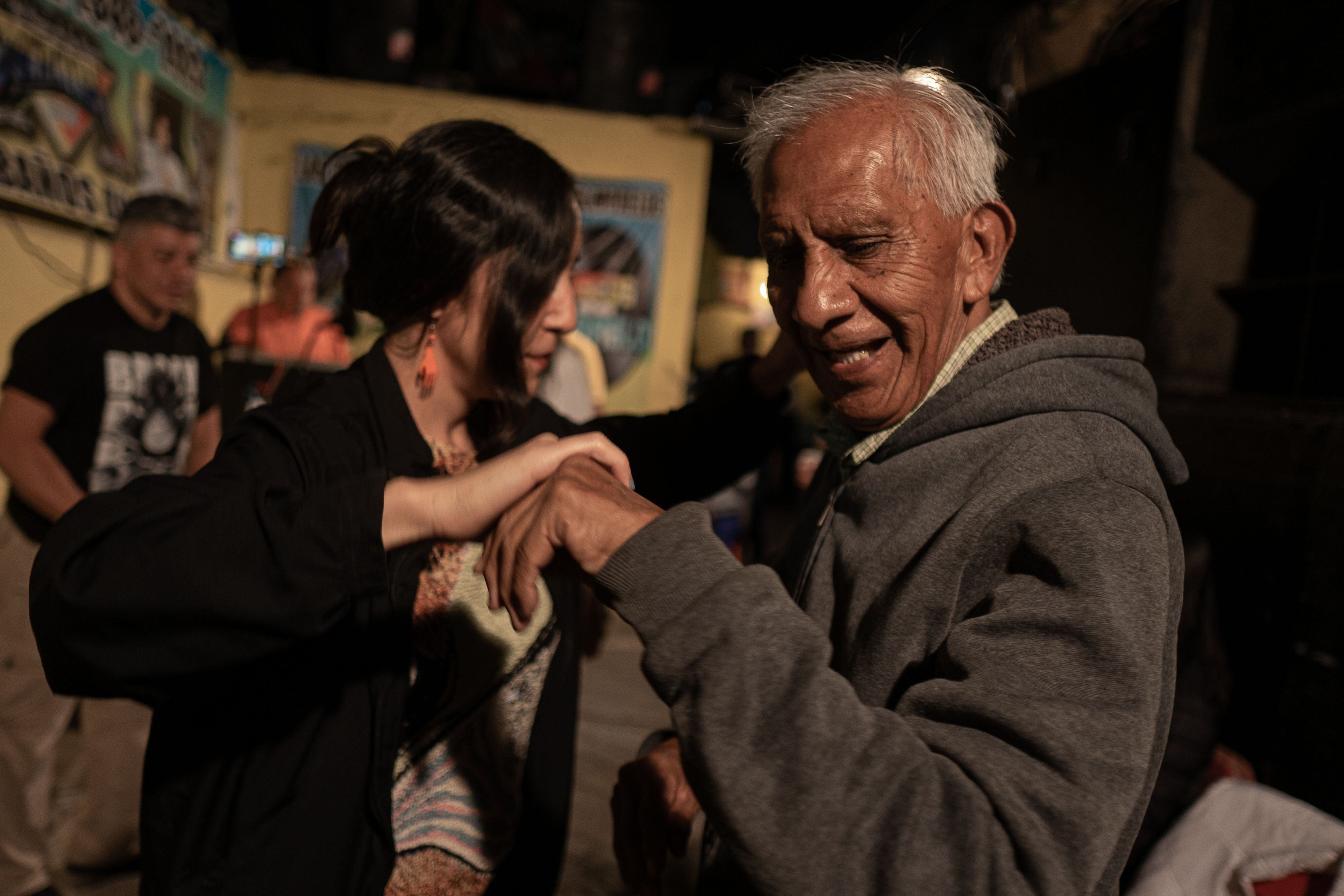 Discos Morelos (José Ortega) baila en pareja durante la fiesta musicalizada por Sonido Tacuba, Sonido Arce el Pachuco y Continental 2000.