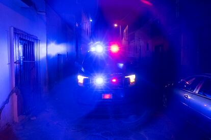 Un vehículo de la policía municipal patrulla las calles de Zacatecas.