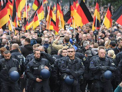 La policía escolta a centenares de manifestantes de extrema derecha, el pasado septiembre en Chemnitz.