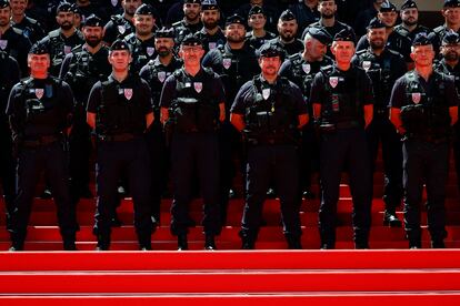 Miembros de la policía francesa posan en la alfombra roja del 75º festival de Cannes.