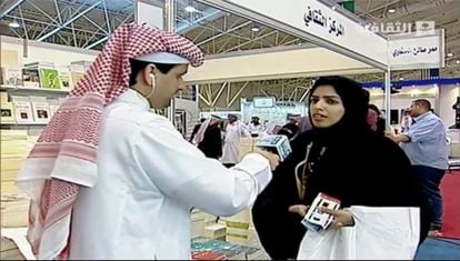 Salma al Shehab hablaba en marzo de 2014 con un periodista en la Feria Internacional del Libro de Riad, en una captura de la televisión estatal saudí.